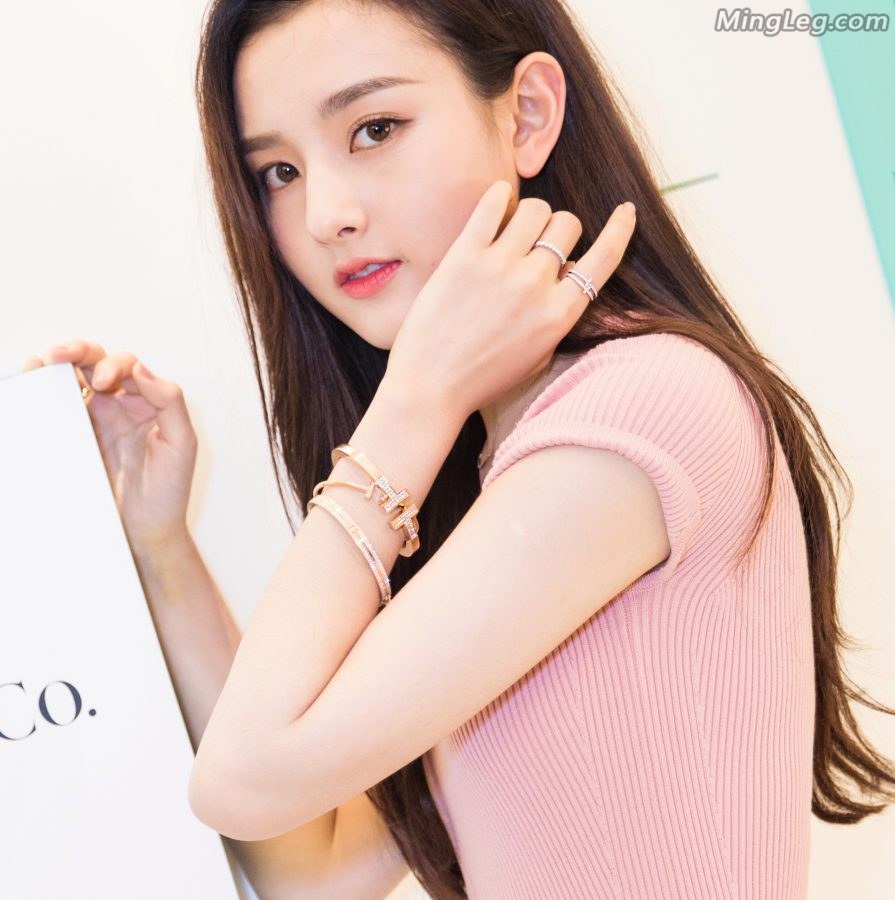 粉嫩的长发少女宋祖儿穿高跟凉鞋露玉脚(4/7)