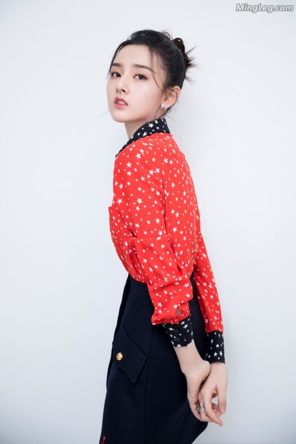 清新少女宋祖儿运动鞋美腿摆可爱pose(2/8)