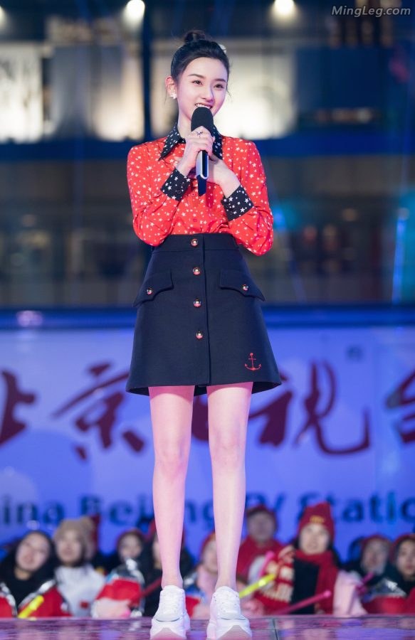 清新少女宋祖儿运动鞋美腿摆可爱pose(4/8)