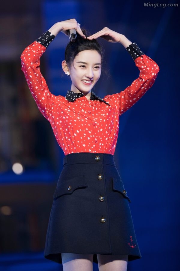 清新少女宋祖儿运动鞋美腿摆可爱pose(6/8)