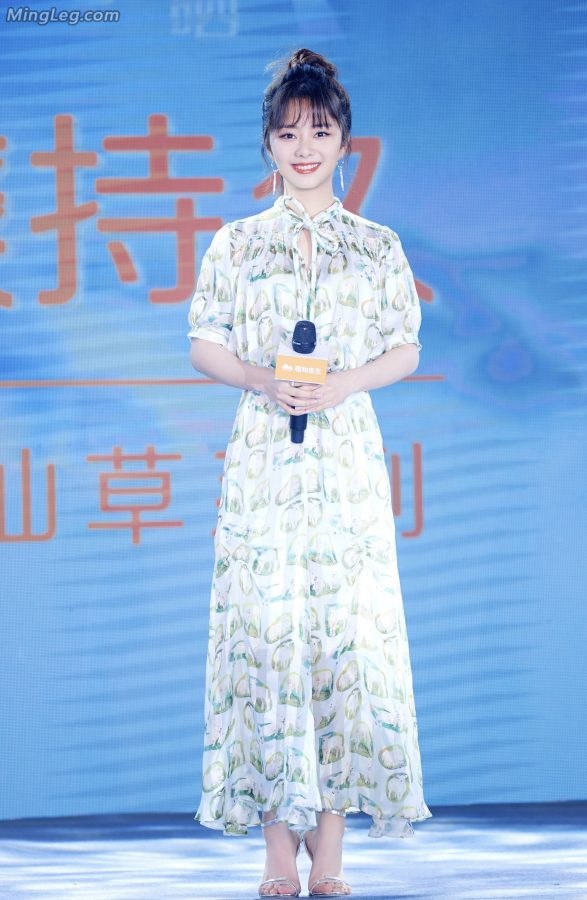 一个精致的妹子谭松韵银色凉高跟靓足(1/12)