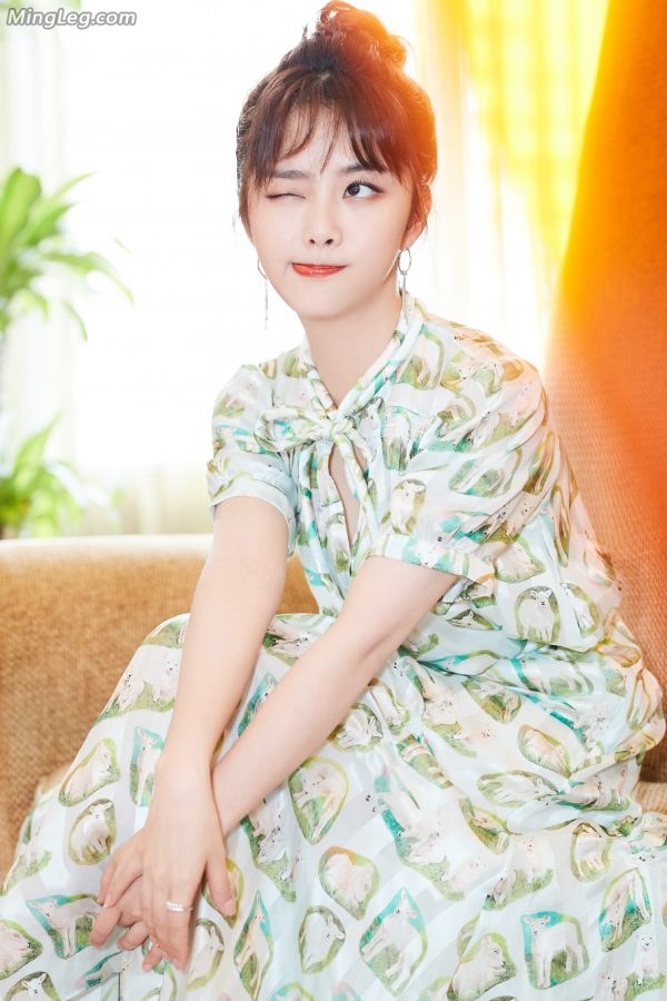 一个精致的妹子谭松韵银色凉高跟靓足(11/12)