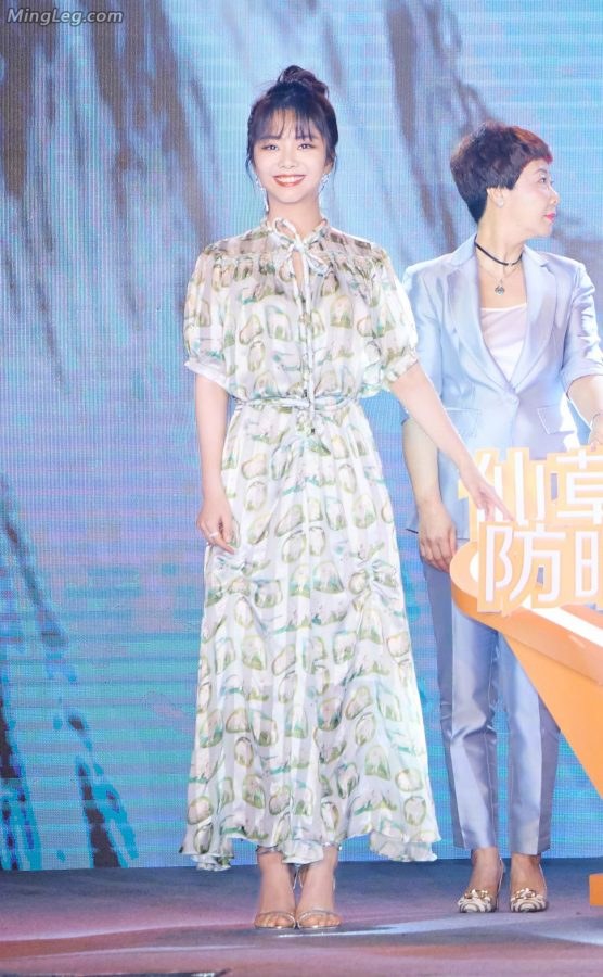 一个精致的妹子谭松韵银色凉高跟靓足(2/12)