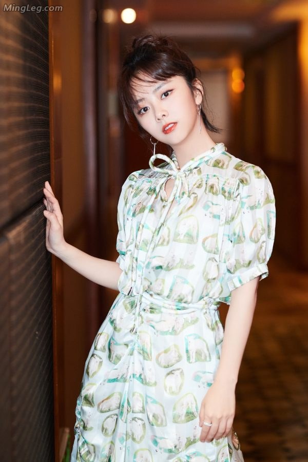 一个精致的妹子谭松韵银色凉高跟靓足(4/12)