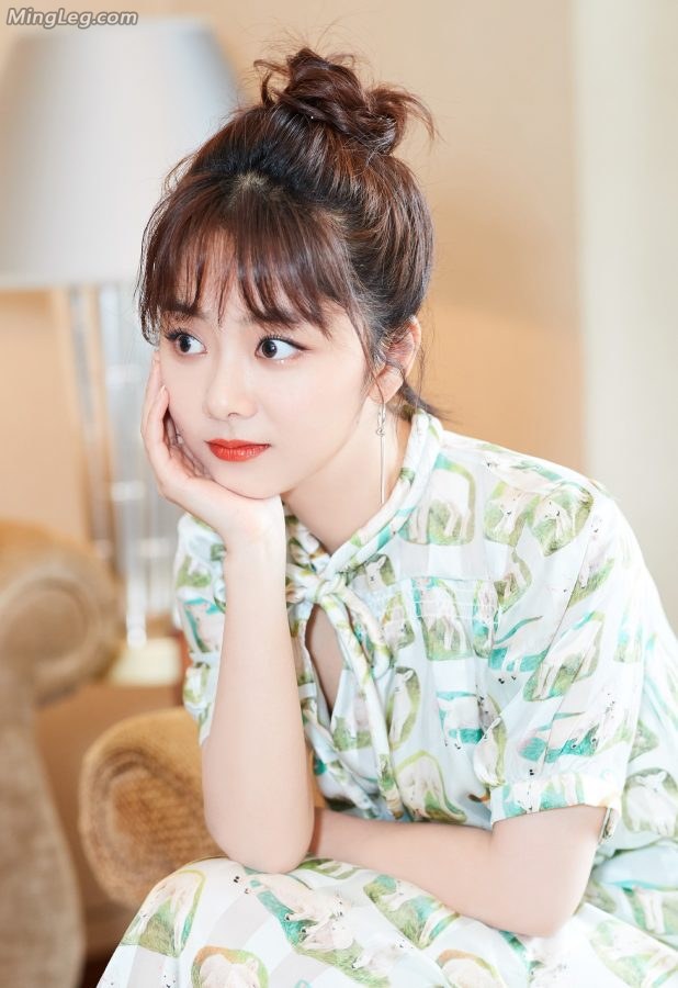 一个精致的妹子谭松韵银色凉高跟靓足(8/12)