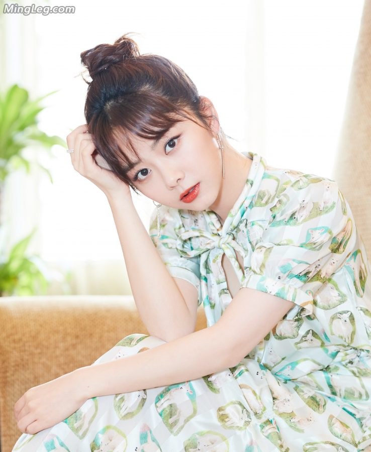 一个精致的妹子谭松韵银色凉高跟靓足(9/12)