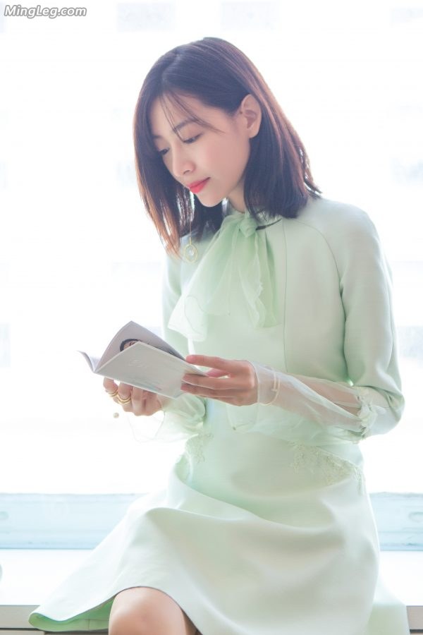 清新绿色美女温雅高跟鞋黑色脚指甲油(2/2)