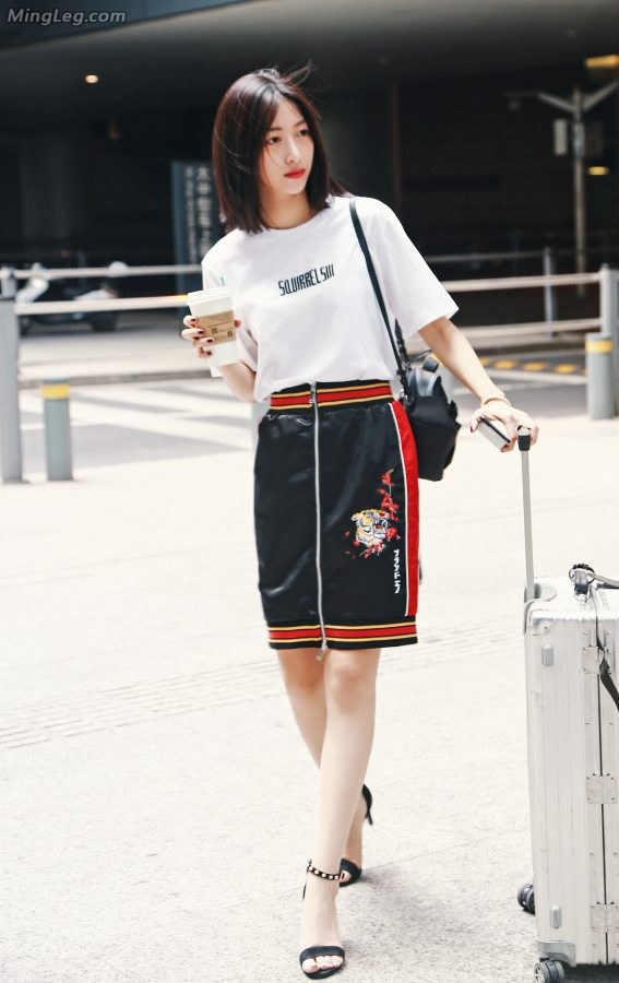 Wen Ya was photographed sexy with high heels and beautiful feet at the airport(1/3)
