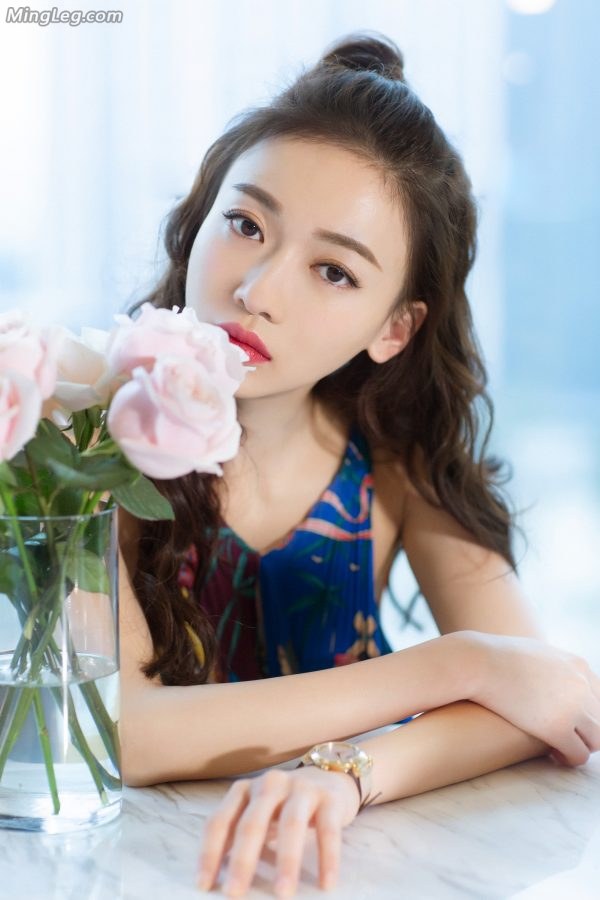 想请教一下吴谨言你脚上的鞋学名叫什么(8/16)