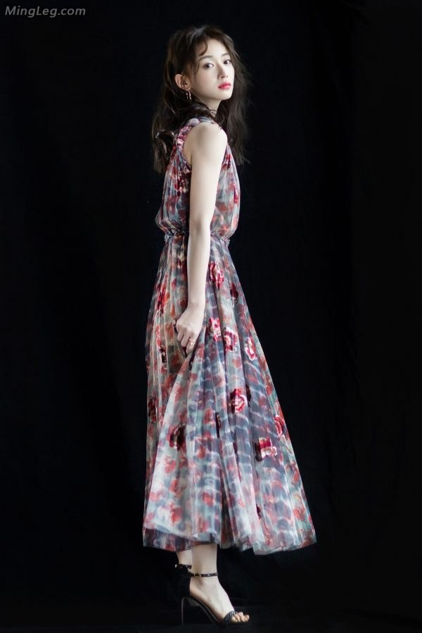 Wu Jinyan walked the red carpet in sexy high heels, looking youthful and beautiful(1/6)