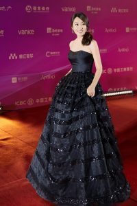 闫妮穿高贵长裙在浴缸里抬起高跟脚