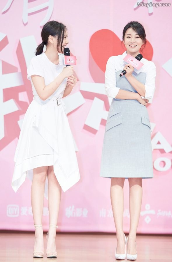 熟女闫妮和女儿邹元清同框看起来更像姐妹花(1/12)