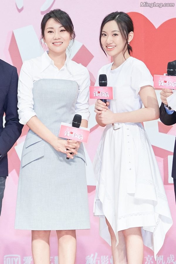 熟女闫妮和女儿邹元清同框看起来更像姐妹花(2/12)