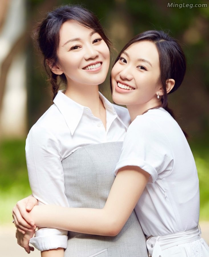 熟女闫妮和女儿邹元清同框看起来更像姐妹花(5/12)