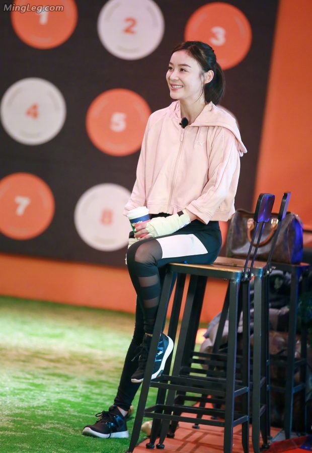 Yuan Shanshan is already in great shape and still works hard to give her a thumbs up for her buttocks.(1/8)