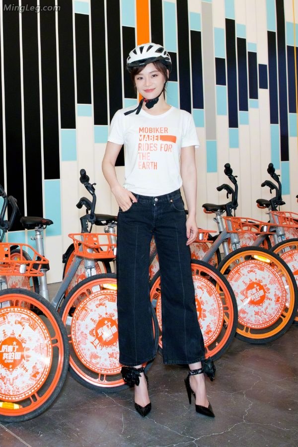 Yuan Shanshan wears pointed toe stiletto heels and her beautiful feet are streamlined and sexy(3/6)