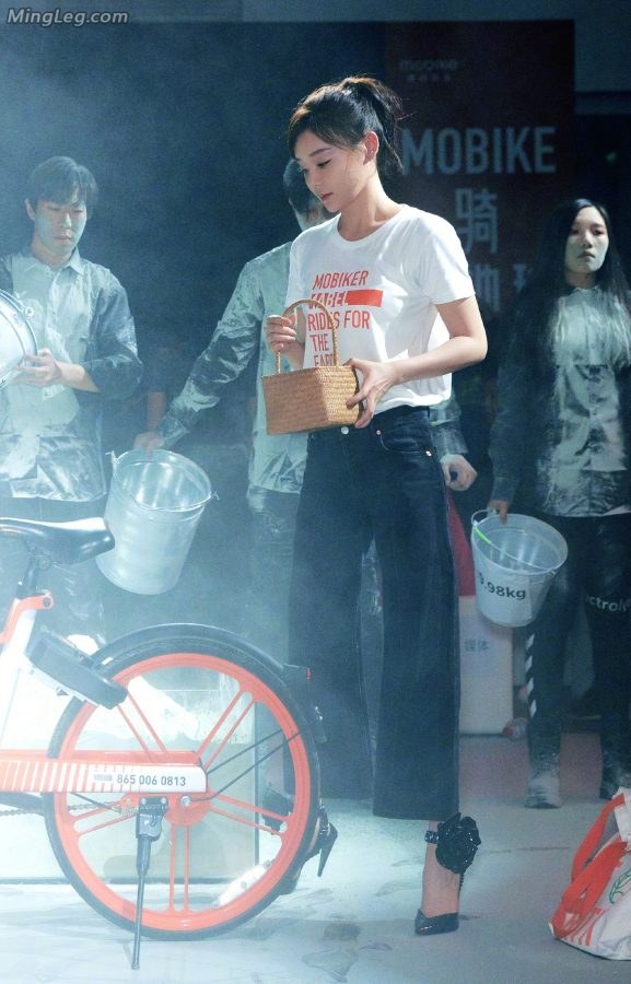 袁姗姗穿尖头细高跟美脚流线性感(4/6)