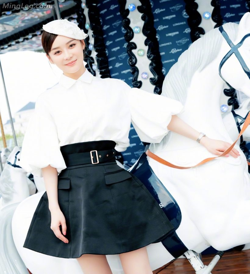Yuan Shanshan wore a retro dress and showed off her white legs to watch the equestrian competition(3/7)