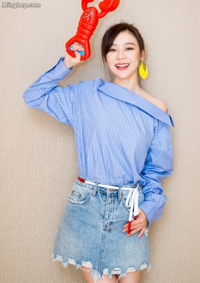 袁姗姗牛仔短裙美腿香肩微露(6/8)