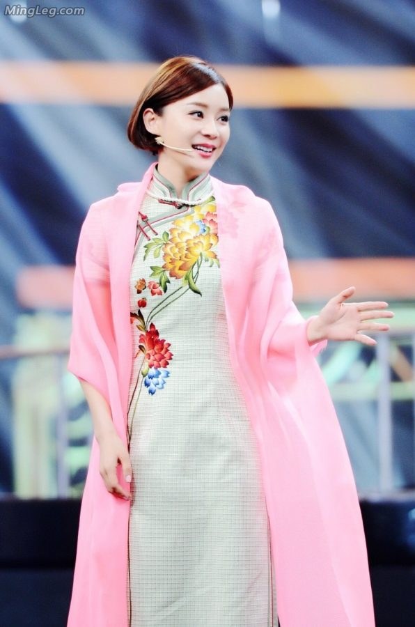 旗袍美女袁姗姗跨界演小品脱掉高跟鞋露出美足(1/3)