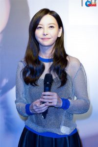 弹吉他的美少女于文文穿长裙露小腿