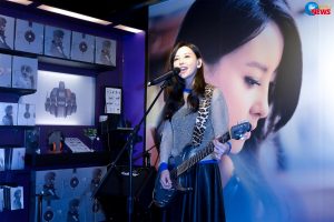 弹吉他的美少女于文文穿长裙露小腿