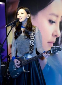 弹吉他的美少女于文文穿长裙露小腿