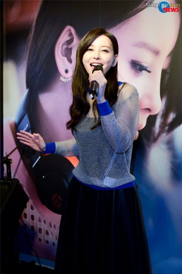 弹吉他的美少女于文文穿长裙露小腿(30/37)