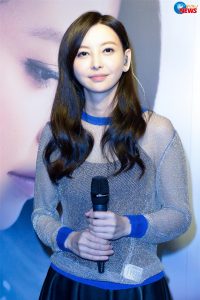 弹吉他的美少女于文文穿长裙露小腿