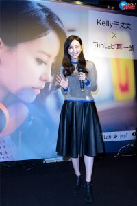 弹吉他的美少女于文文穿长裙露小腿