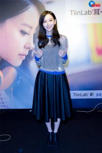 弹吉他的美少女于文文穿长裙露小腿