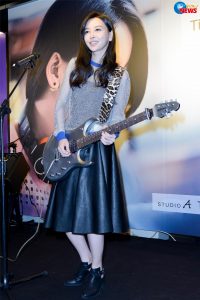 弹吉他的美少女于文文穿长裙露小腿