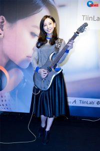 弹吉他的美少女于文文穿长裙露小腿