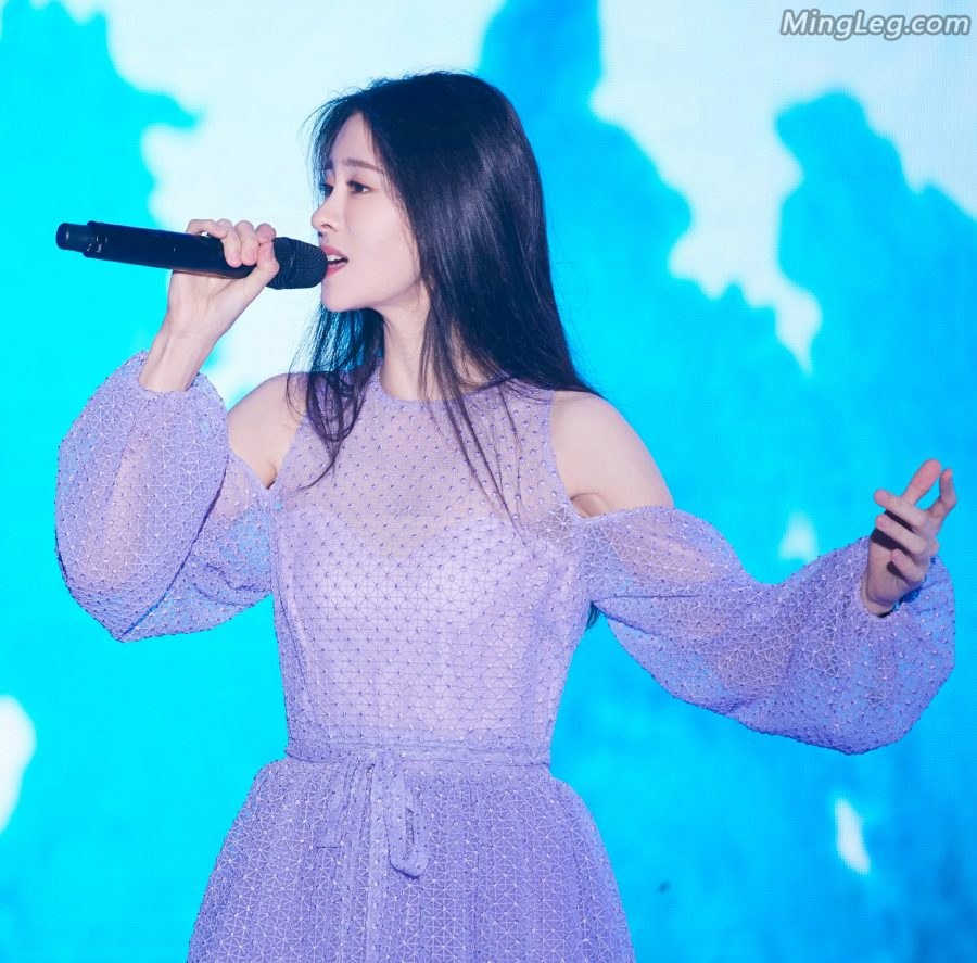 穿着保守的女星张碧晨紫色长裙大气优雅(3/6)