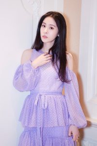 穿着保守的女星张碧晨紫色长裙大气优雅