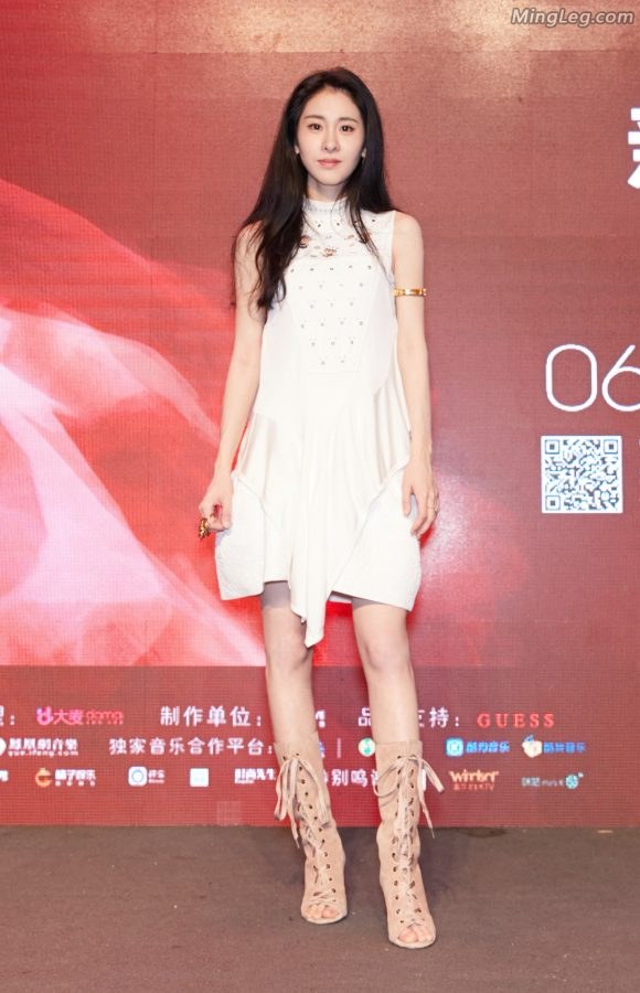 张碧晨简陋版低配靴子露脚指头(2/5)