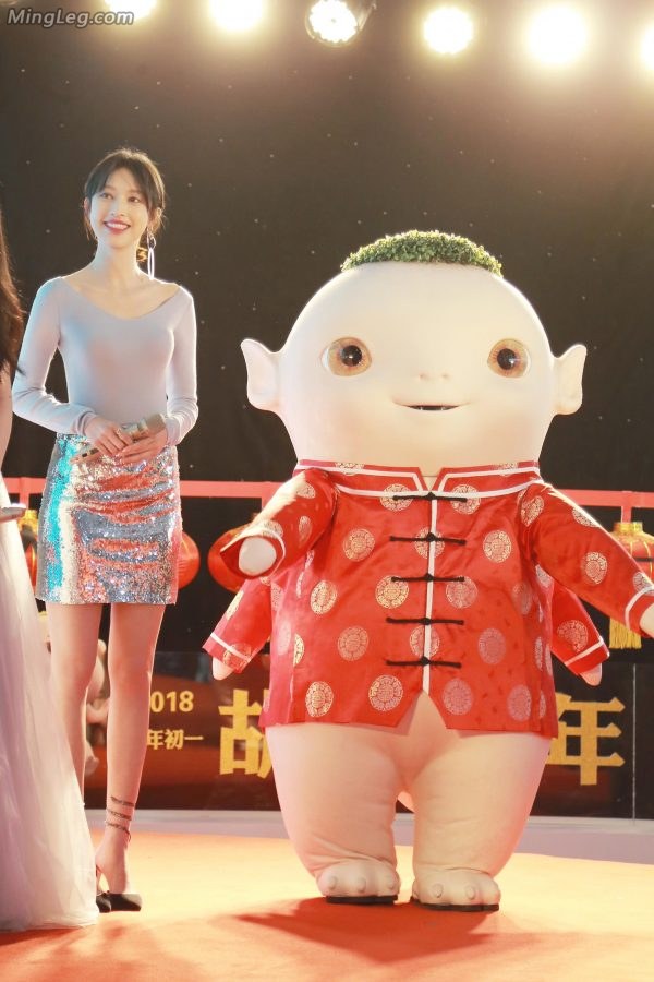 张俪美腿出席电影发布会李宇春也穿了高跟(2/5)