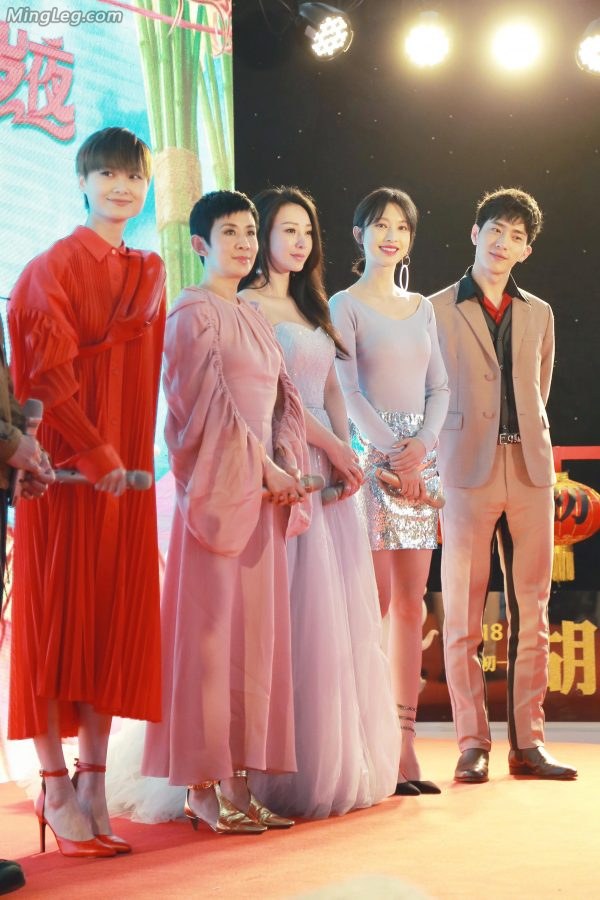 张俪美腿出席电影发布会李宇春也穿了高跟(3/5)