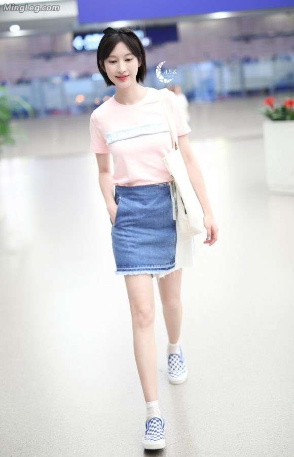 清新女明星张俪白葱腿机场外拍(4/7)
