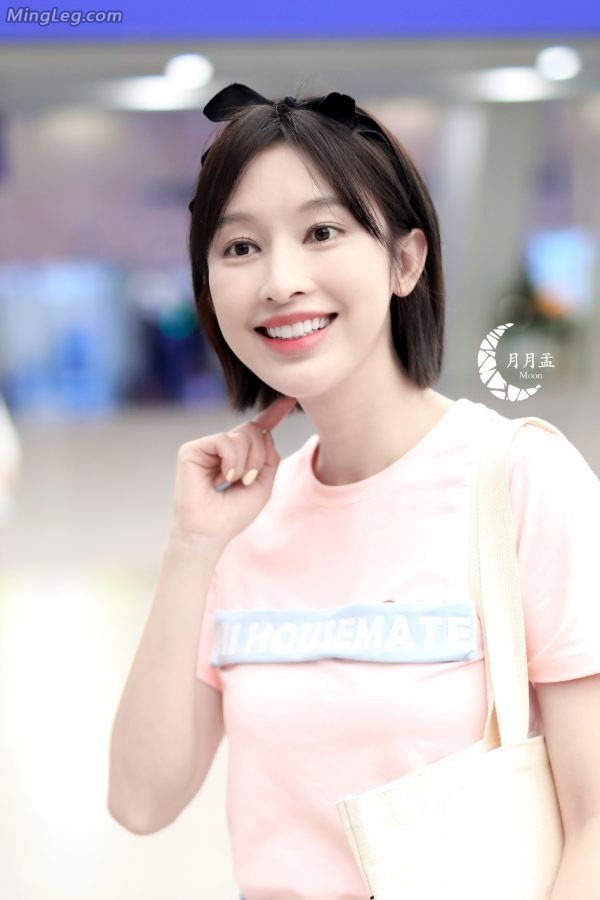 清新女明星张俪白葱腿机场外拍(6/7)