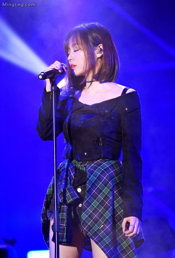 张靓颖露出整条笔直大美腿真是享受(8/8)