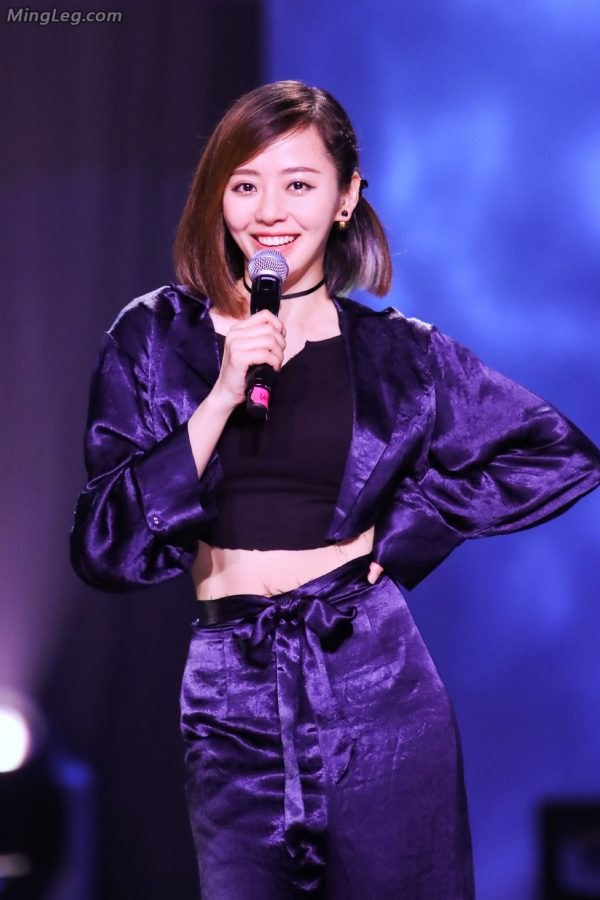 张靓颖光着白皙脚丫在表演话剧(6/6)