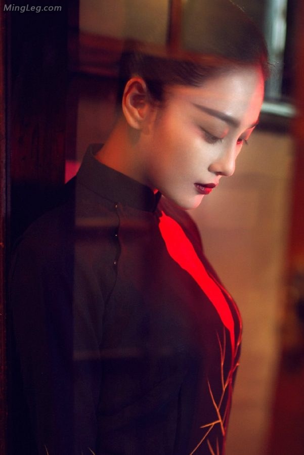 诗意中国风写真张馨予性感旗袍露修长美腿(4/9)