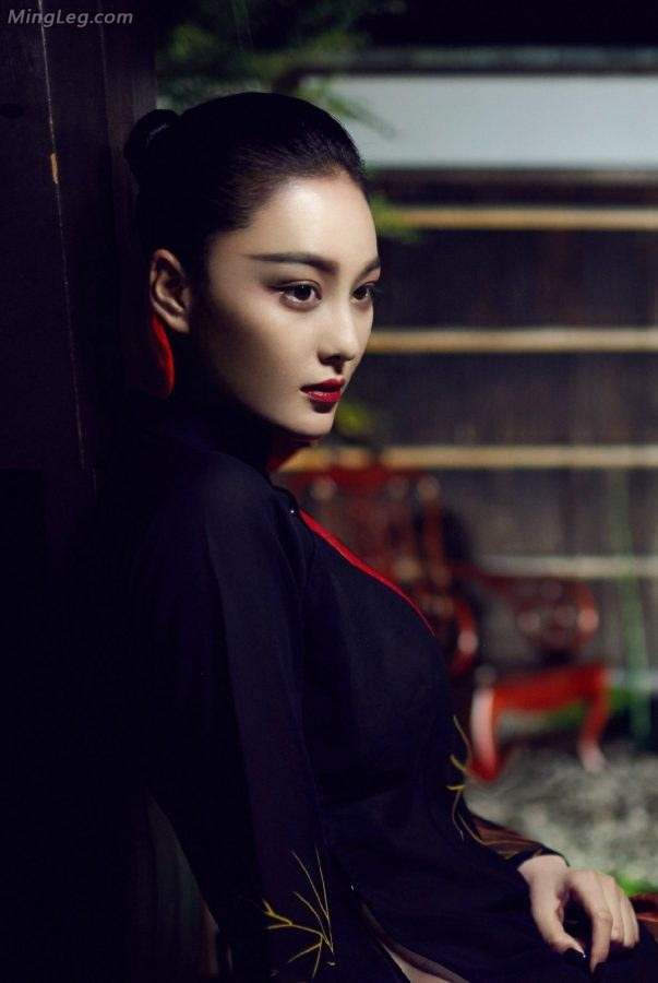 诗意中国风写真张馨予性感旗袍露修长美腿(8/9)