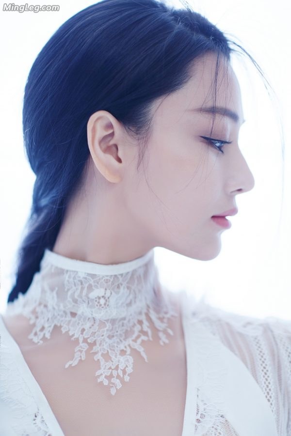 Zhang Xinyu looks so fairy-like in her white clothes. This time she doesn't look at her legs but the small groove on her chest.(10/10)