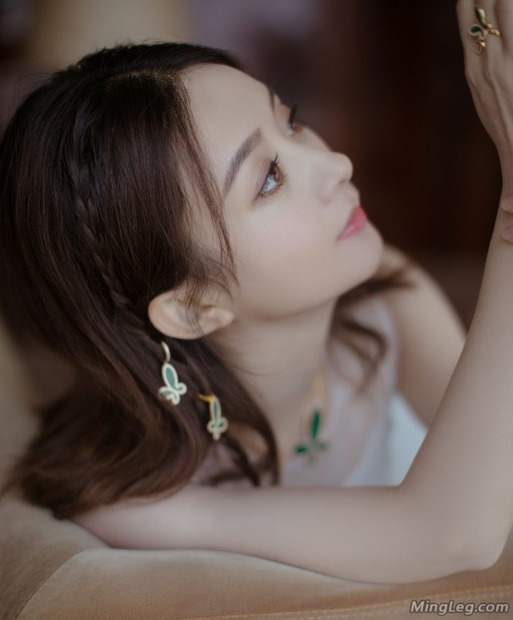 你怎么那么美赵丽颖仙女服白高跟鞋亮相(7/10)
