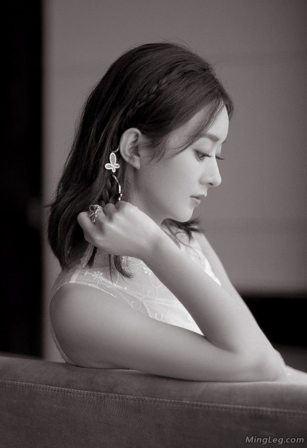 你怎么那么美赵丽颖仙女服白高跟鞋亮相(8/10)