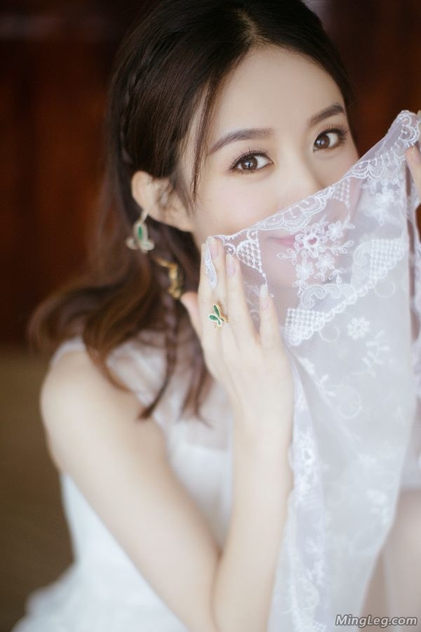 你怎么那么美赵丽颖仙女服白高跟鞋亮相(9/10)