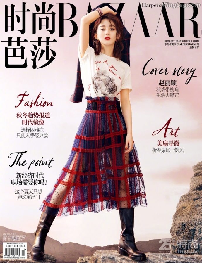 Zhao Liying took a photo for a fashion magazine and showed off her beautiful legs and feet on the rocks at the beach.(5/5)