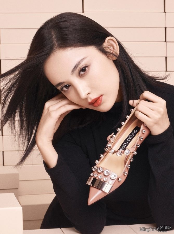 成为Sergio Rossi女鞋代言人的古力娜扎当然要先拍一套美腿写真(16/16)